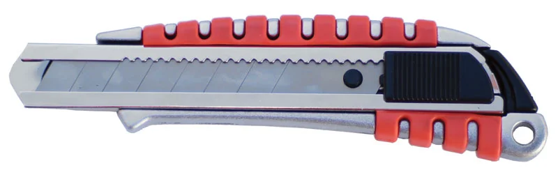 Cutter In Metallo Impugnatura In Gomma Lame Tranciabili Da mm.18
